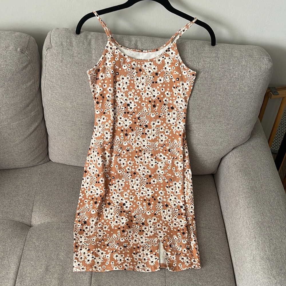 Neutral Floral Body-con Dress!